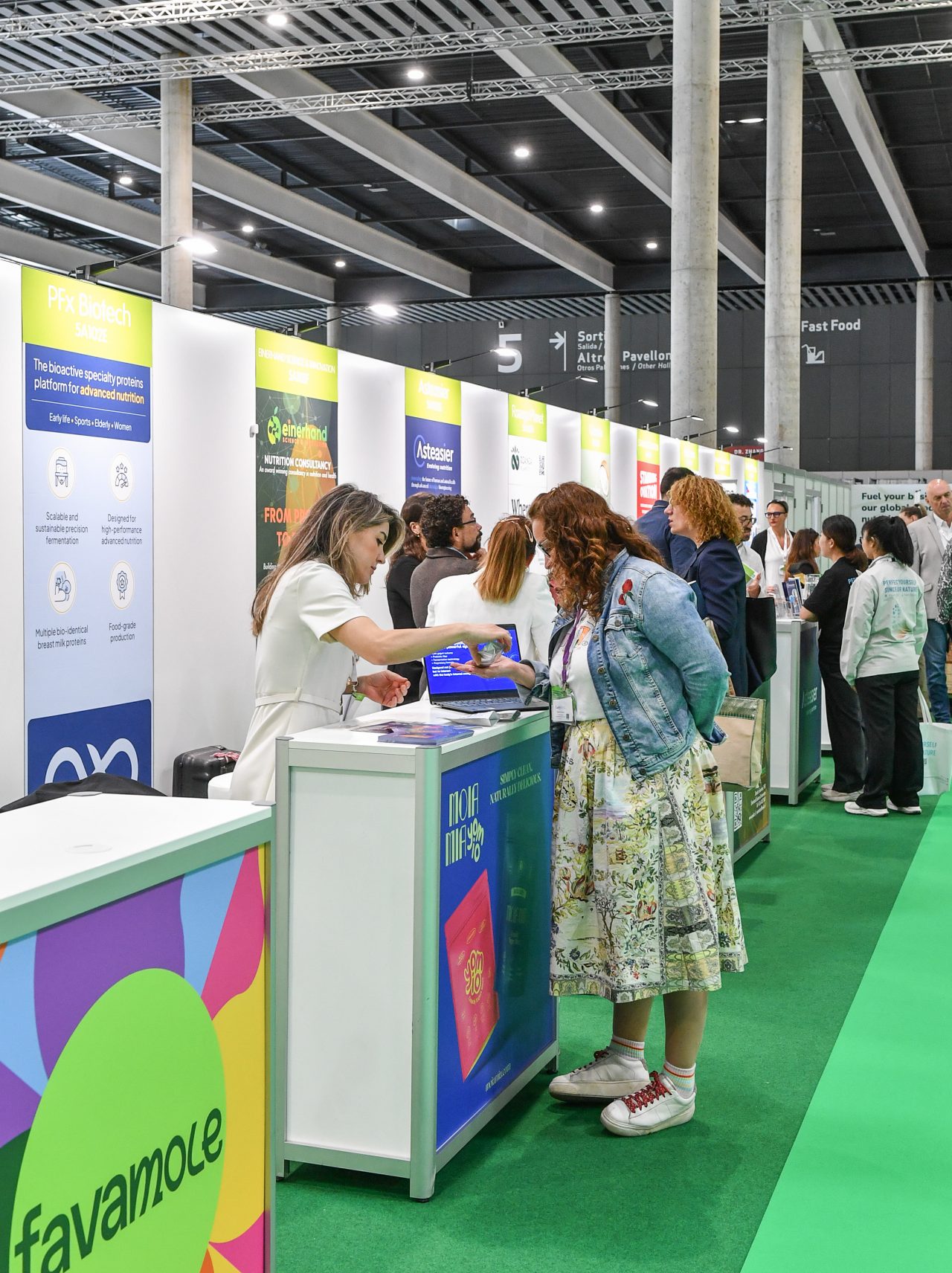 visitor meeting at exhibitor stand